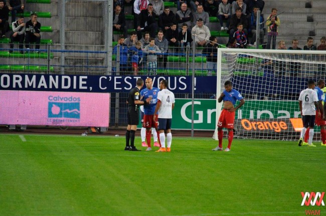 "Non monsieur Yahia, le bris de tibia est interdit. Oh oui, ça fait quelques années déjà."