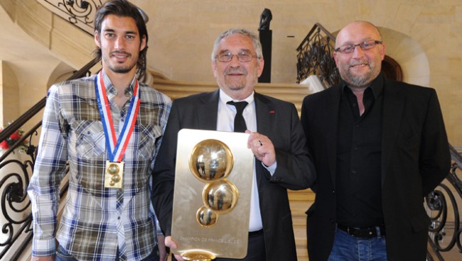 (Pardon, j'avais oublié la ligue 2 au palmarès. Mais il paraît que Franck Dumas a fait fondre le trophée depuis.)