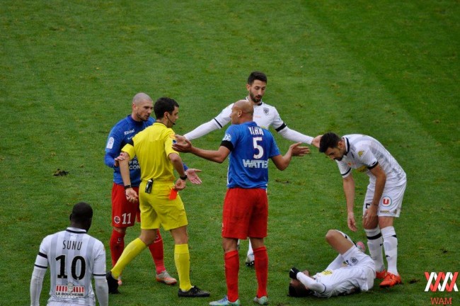 "Mais y'a rien m'sieur l'arbitre, vous voyez bien que son tibia est toujours accroché !"