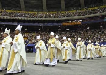 Des meetings politiques et des messes les soirs de match?