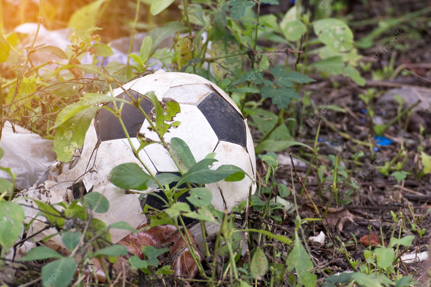 https://www.wearemalherbe.fr/wp-content/uploads/2023/05/vieux-ballon-football-soccer-abandonne-dans-herbe-du-terrain-n-est-pas-disponible_38161-1753.jpg
